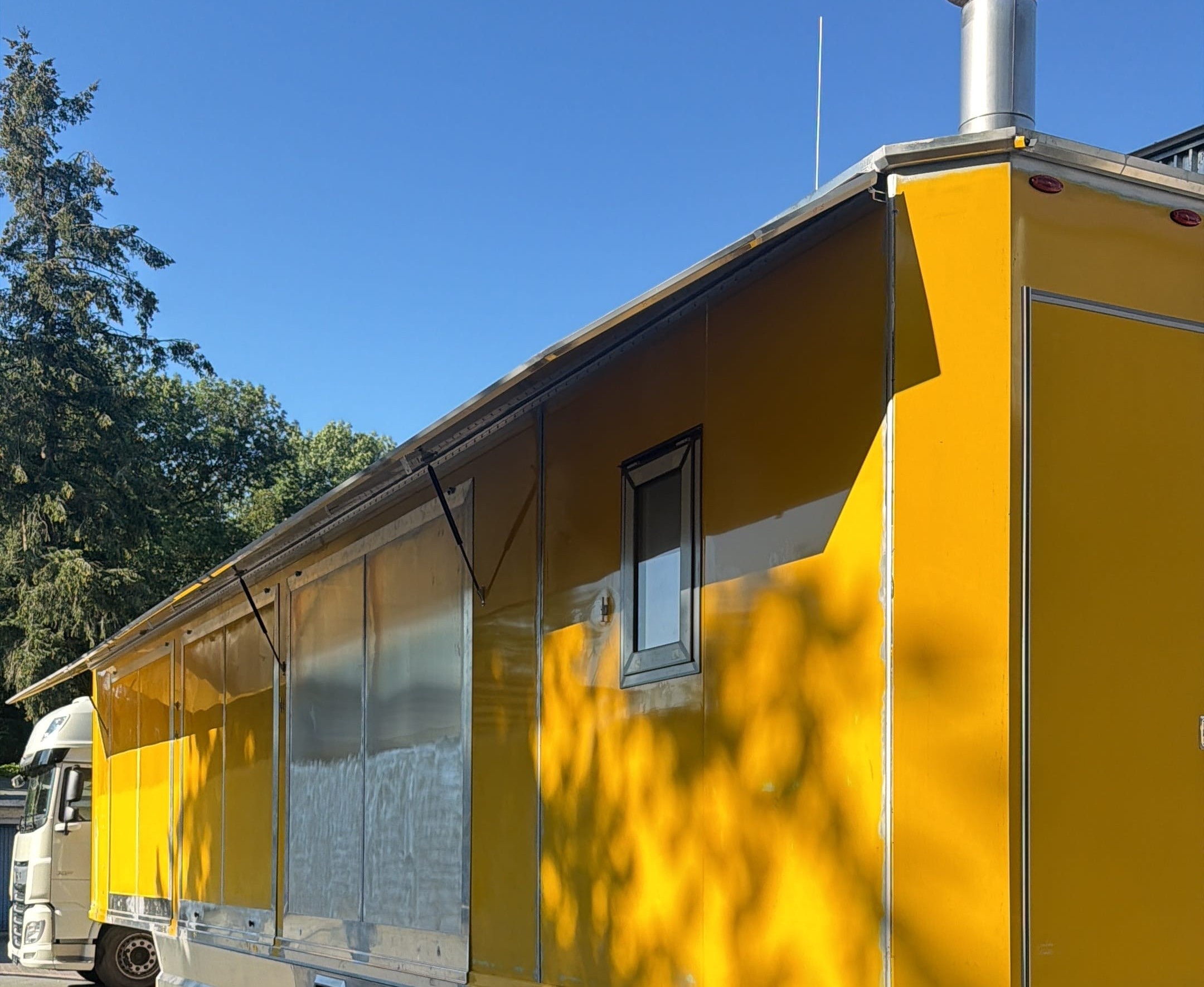 Lackierter LKW-Anhänger in der Halle