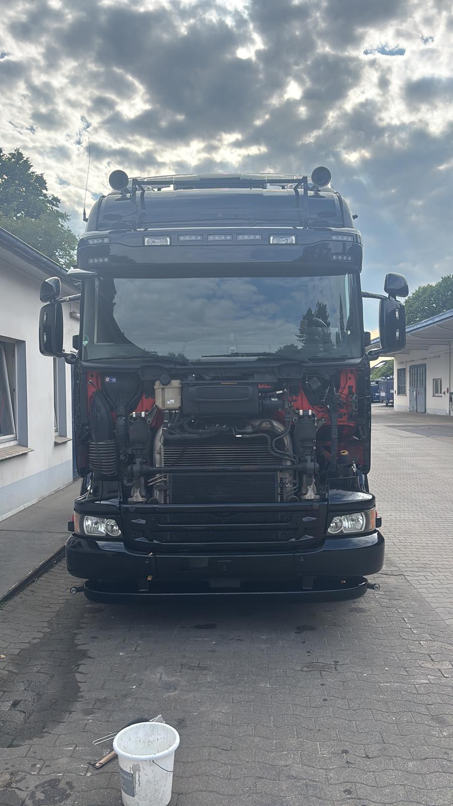 LKW-Zugmaschine in der Werkstatt