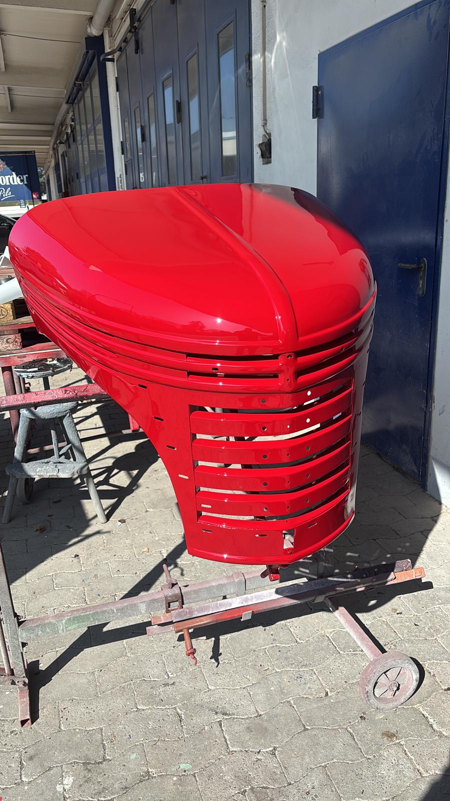 Frisch lackierte Oldtimer-Kühlerhaube in Rot