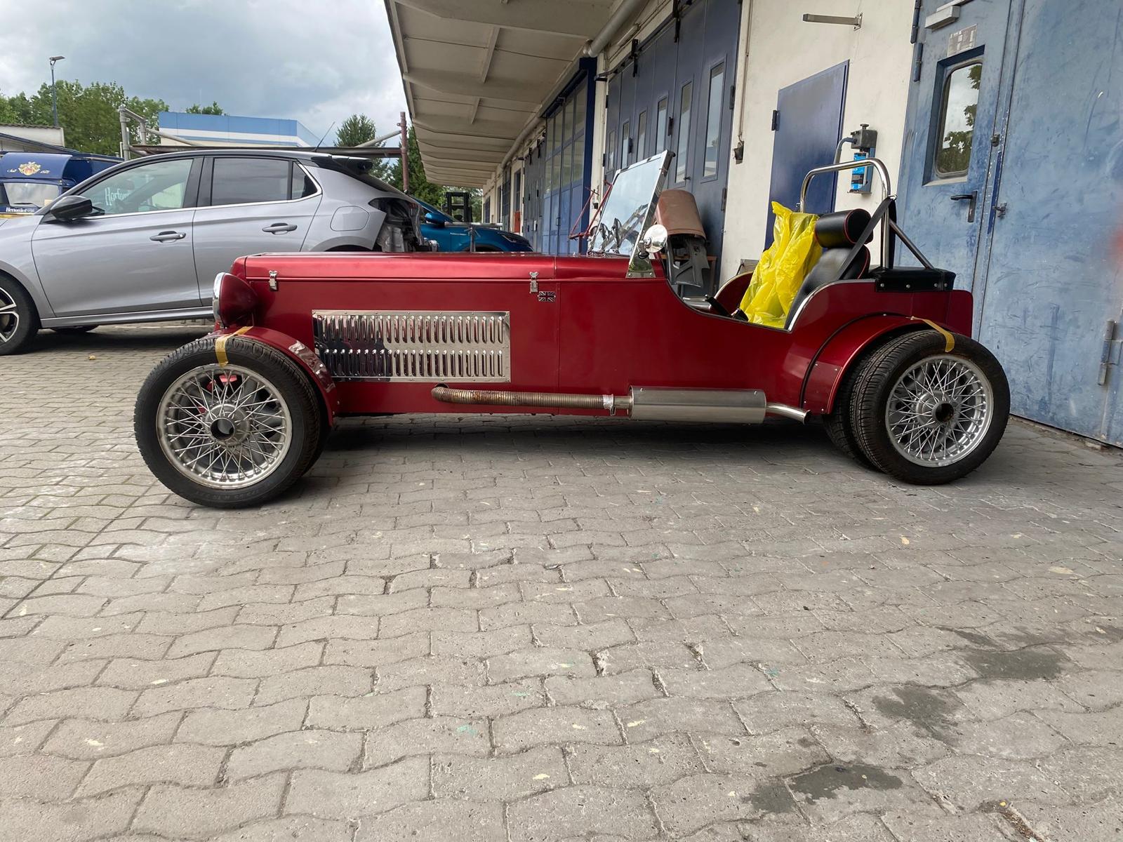 Frisch lackierter Oldtimer-Roadster in Rot
