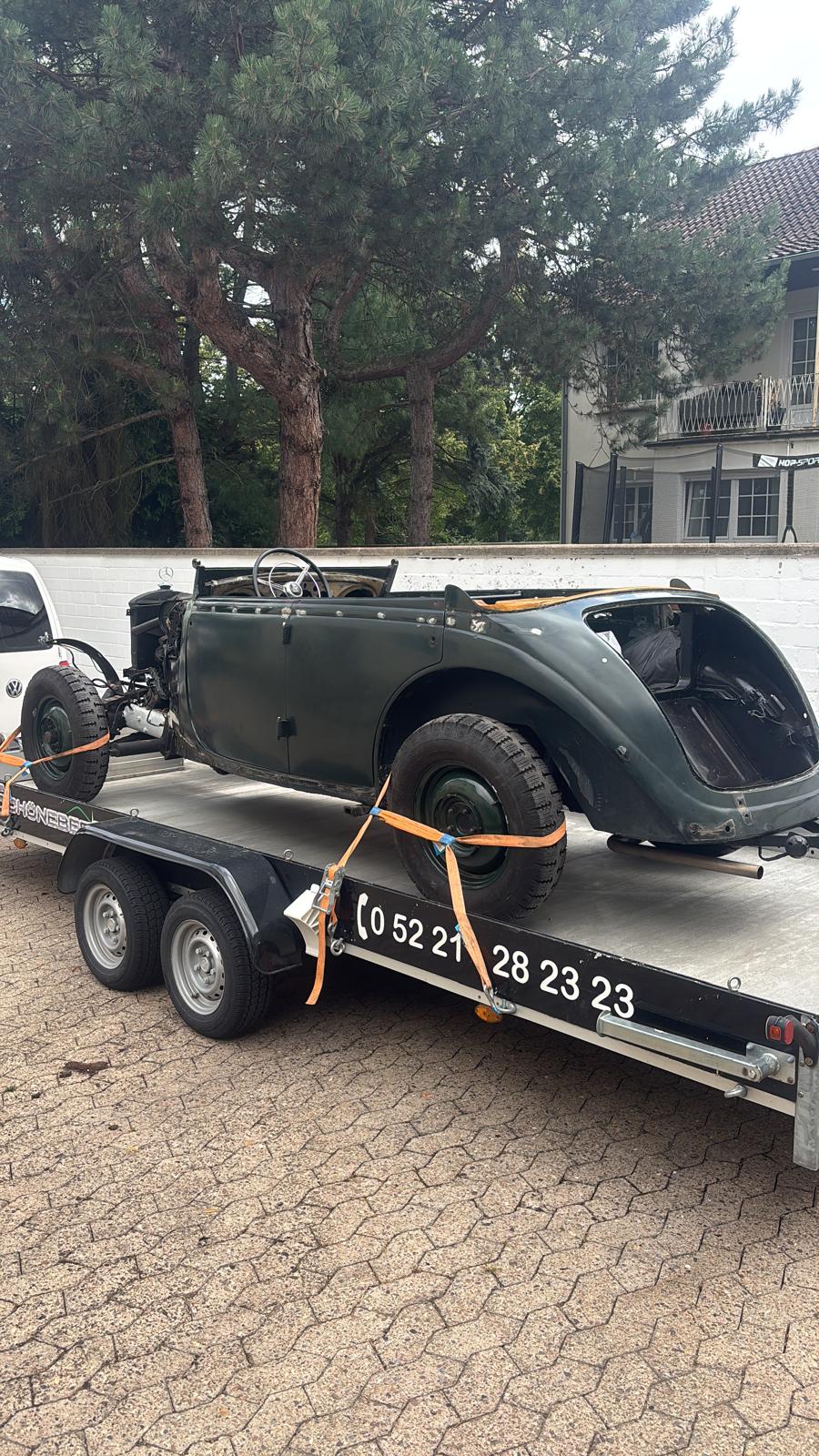 Oldtimer-Anlieferung per Autotransporter zur Restaurierung