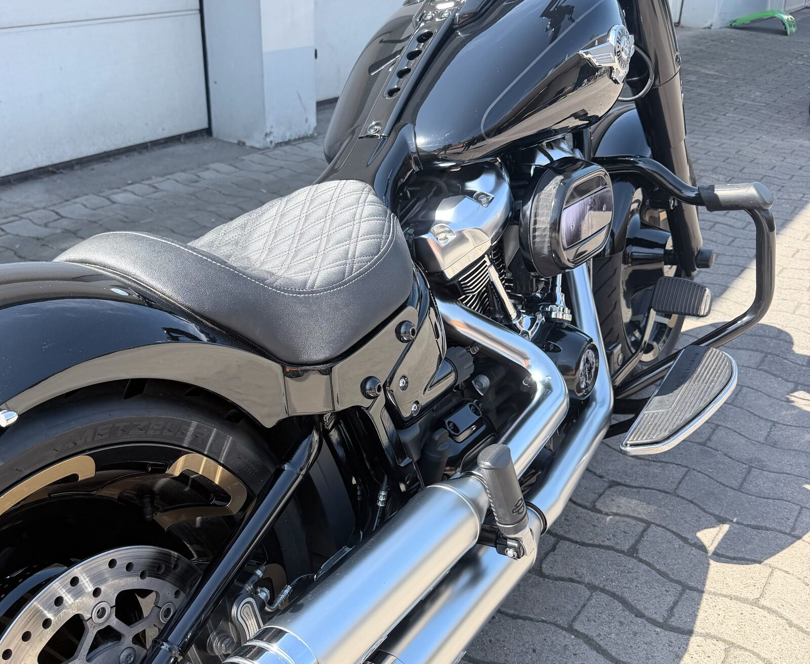 Schwarz lackiertes Motorrad mit Chromteilen