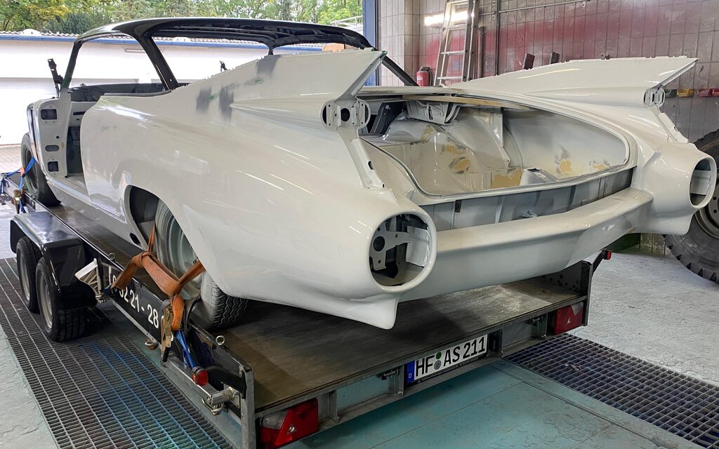 Oldtimer-Lackierung – frisch lackierte Karosserie eines Klassikers in der Werkstatt