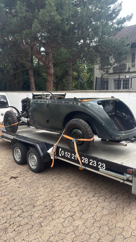 Oldtimer-Anlieferung per Autotransporter zur Restaurierung