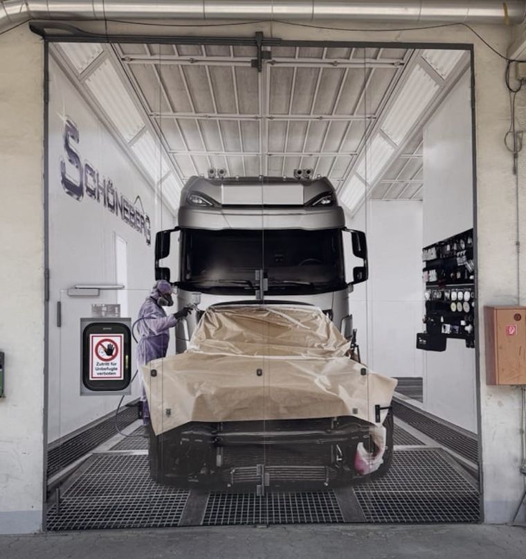 Lackierarbeiten in der Werkstatt der Autolackiererei Schöneberg