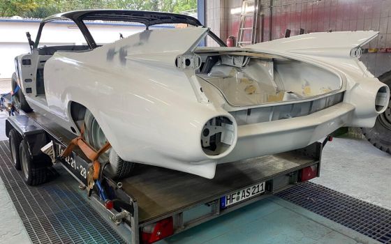 Oldtimer-Lackierung – frisch lackierte Karosserie eines Klassikers in der Werkstatt