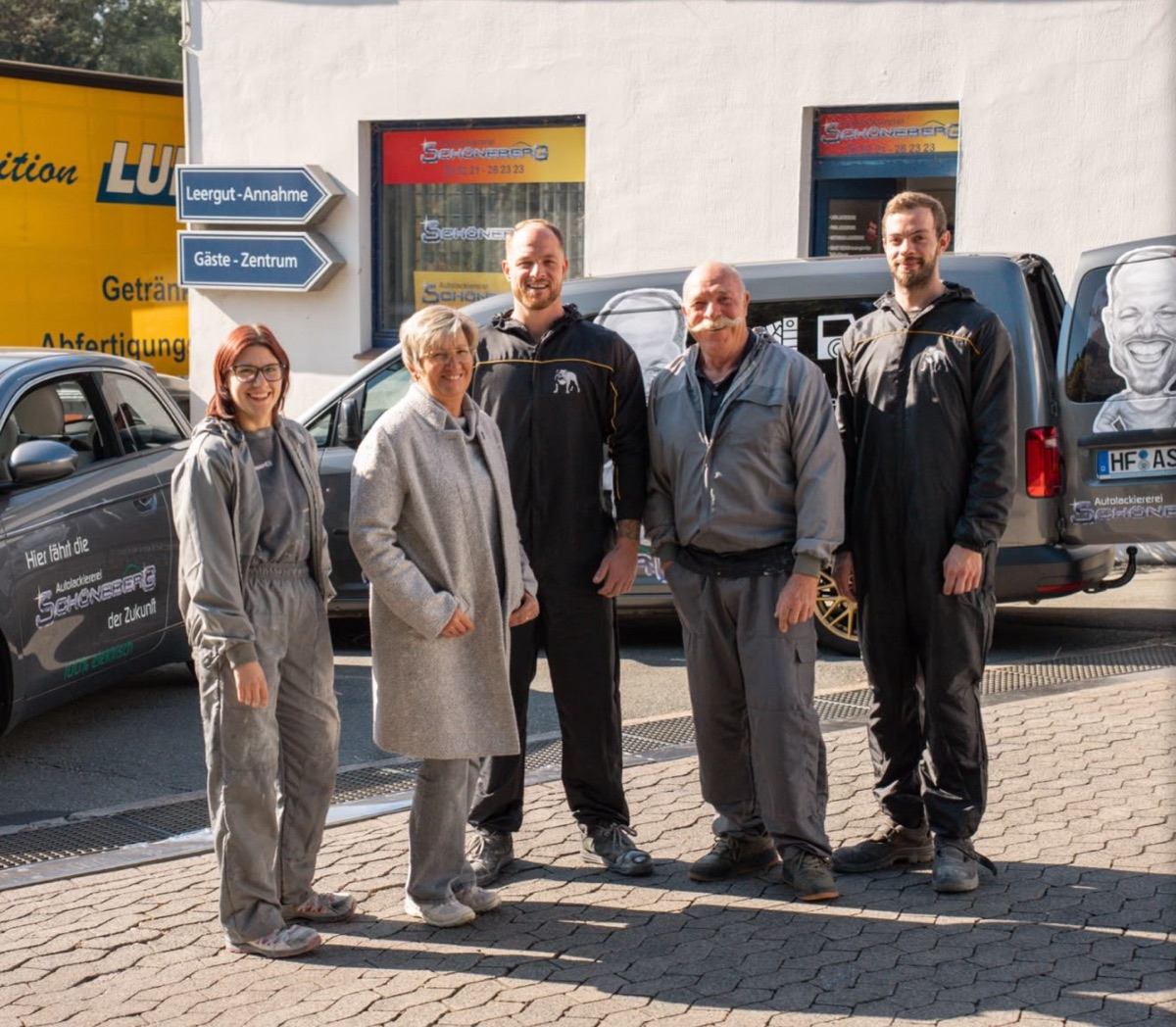 Das Team der Autolackiererei Schöneberg vor dem Betrieb in Hiddenhausen